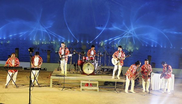 Nhóm nhạc Boy Band biểu diễn ca khúc “Hywatt Ready”. Ảnh: TUỆ LÂM.