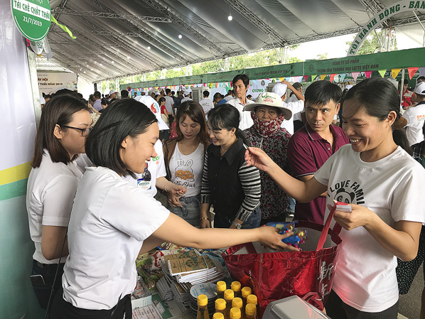 Người dân đổi chất thải lấy mì gói, dầu ăn, đường... tại một gian hàng.