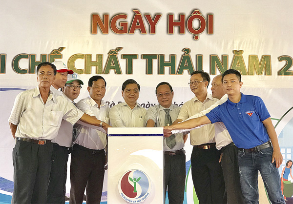 Lãnh đạo tỉnh và đại diện các sở, ngành, người dân nhấn nút cám kết bảo vệ môi trường.