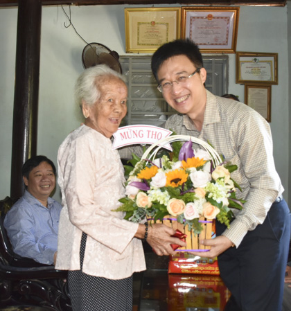 Ông Đặng Minh Thông, Bí thư Thành ủy Bà Rịa tặng hoa mừng thọ Mẹ Việt Nam Anh hùng Trần Thị Đường (ấp Đông, xã Hòa Long, TP. Bà Rịa).