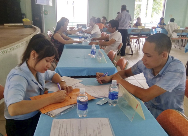 Người lao động kê khai thông tin tìm việc tại phiên giao dịch việc làm.