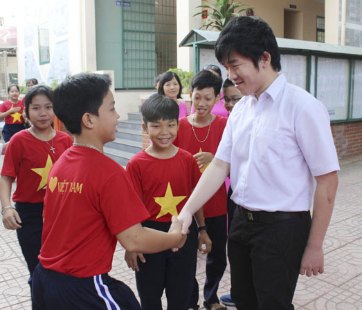 Hoàng Hữu Quốc Huy giao lưu với HS Trường THCS Phước Thắng (TP.Vũng Tàu) năm 2018. Ảnh: KHÁNH CHI