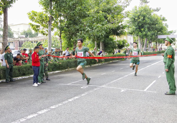 Các VĐV thi đấu nội dung chạy 100m môn chiến sĩ khỏe.