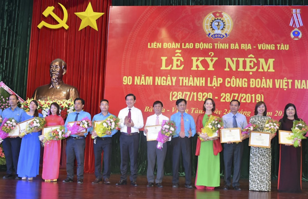 15 DN có nhiều đóng góp trong công tác chăm lo đời sống vật chất, tinh thần của người lao động được khen thưởng tại Lễ kỷ niệm.