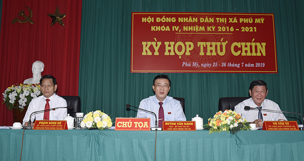Các ông: Huỳnh Văn Danh, Tỉnh ủy viên, Bí thư Thị ủy, Chủ tịch HĐND TX.Phú Mỹ (giữa); Phạm Đình Đệ, Phó Chủ tịch HĐND TX.Phú Mỹ (bìa trái) và Võ Văn Tư, Phó Chủ tịch HĐND TX.Phú Mỹ chủ tọa kỳ họp.