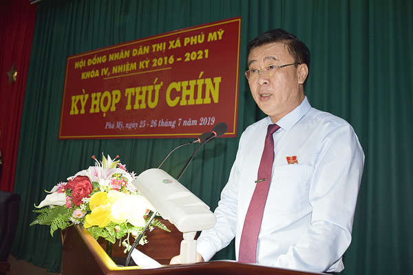 Ông Huỳnh Văn Danh, Tỉnh ủy viên, Bí thư Thị ủy, Chủ tịch HĐND TX.Phú Mỹ phát biểu khai mạc kỳ họp. 