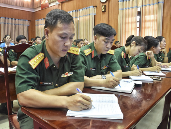 Cán bộ, chiến sĩ LLVT tỉnh tham gia hội nghị.