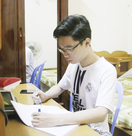 Trần Đình Phiên thủ khoa khối KHXH, đồng thời là thủ khoa kỳ thi THPT Quốc gia của tỉnh.