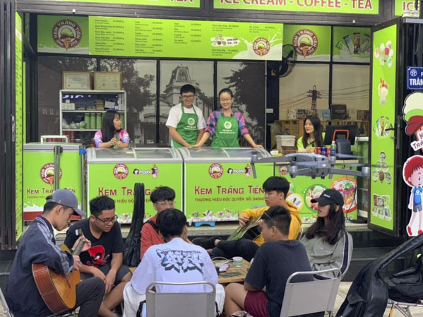 Quán kem Tràng Tiền tại Không gian văn hóa Đường sách Vũng Tàu.