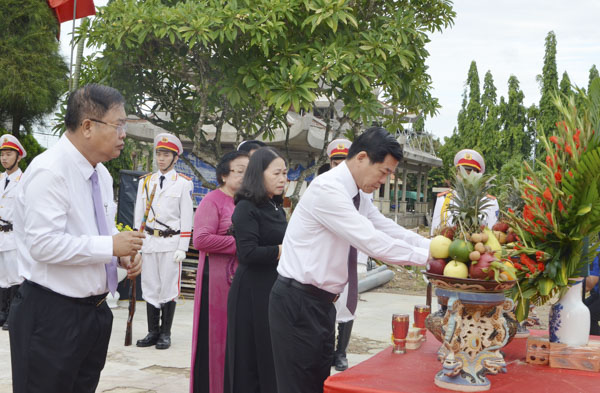 Các ông, bà lãnh đạo tỉnh thắp nhang tưởng nhớ các Anh hùng Liệt sĩ.