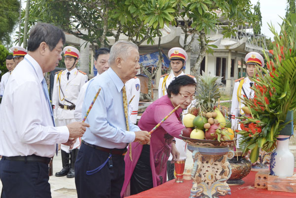 Các ông/bà nguyên lãnh đạo tỉnh thắp nhang tưởng nhớ các Anh hùng Liệt sĩ.