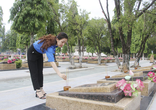 Đoàn viên, thanh niên thắp nhang trên các phần mộ liệt sĩ.