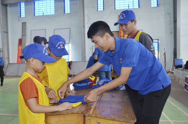 ĐVTN hướng dẫn thiếu nhi gấp quần áo.