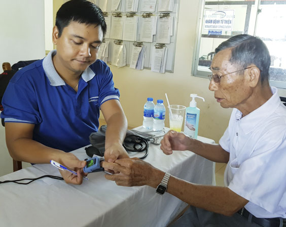 Đoàn bác sĩ Công ty TNHH International SOS Việt Nam khám bệnh, phát thuốc miễn phí cho đối tượng chính sách, phường 12, TP. Vũng Tàu.