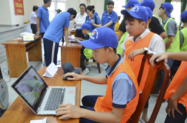 Các em thiếu nhi thực hành công nghệ thông tin. 