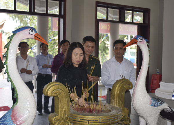Đoàn do bà Nguyễn Thị Yến, Phó Bí thư Thường trực Tỉnh ủy, Trưởng Đoàn ĐBQH tỉnh làm Trưởng đoàn thắp hương viếng Đền thờ liệt sĩ xã Phước Tỉnh (huyện Long Điền).