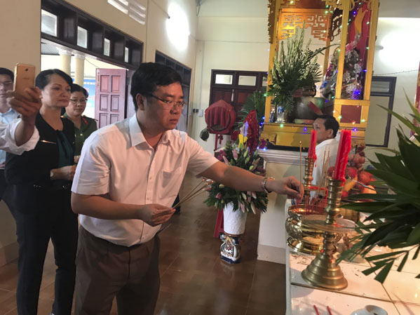 Ông Nguyễn Văn Đồng, Ủy viên Ban Thường vụ Tỉnh ủy, Trưởng Ban Dân vận Tỉnh ủy thắp nhang tại Đền thờ liệt sĩ xã Láng Dài (huyện Đất Đỏ).