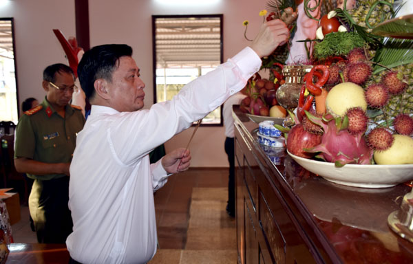 Ông Nguyễn Thành Long, Ủy viên Ban Thường vụ Tỉnh ủy, Phó Chủ tịch UBND tỉnh thắp nhang tại Đền thờ liệt sĩ xã Long Sơn (TP. Vũng Tàu). Ảnh: QUANG VINH