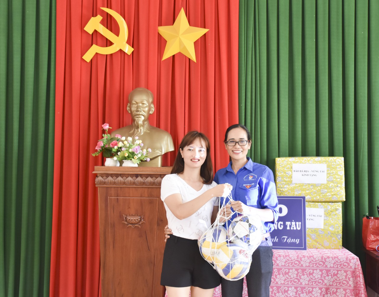 Chị Phạm Thị Minh Tâm, Phó Bí thư Chi đoàn Báo BR-VT tặng quà cho Đoàn xã Phước Thuận, huyện Xuyên Mộc.