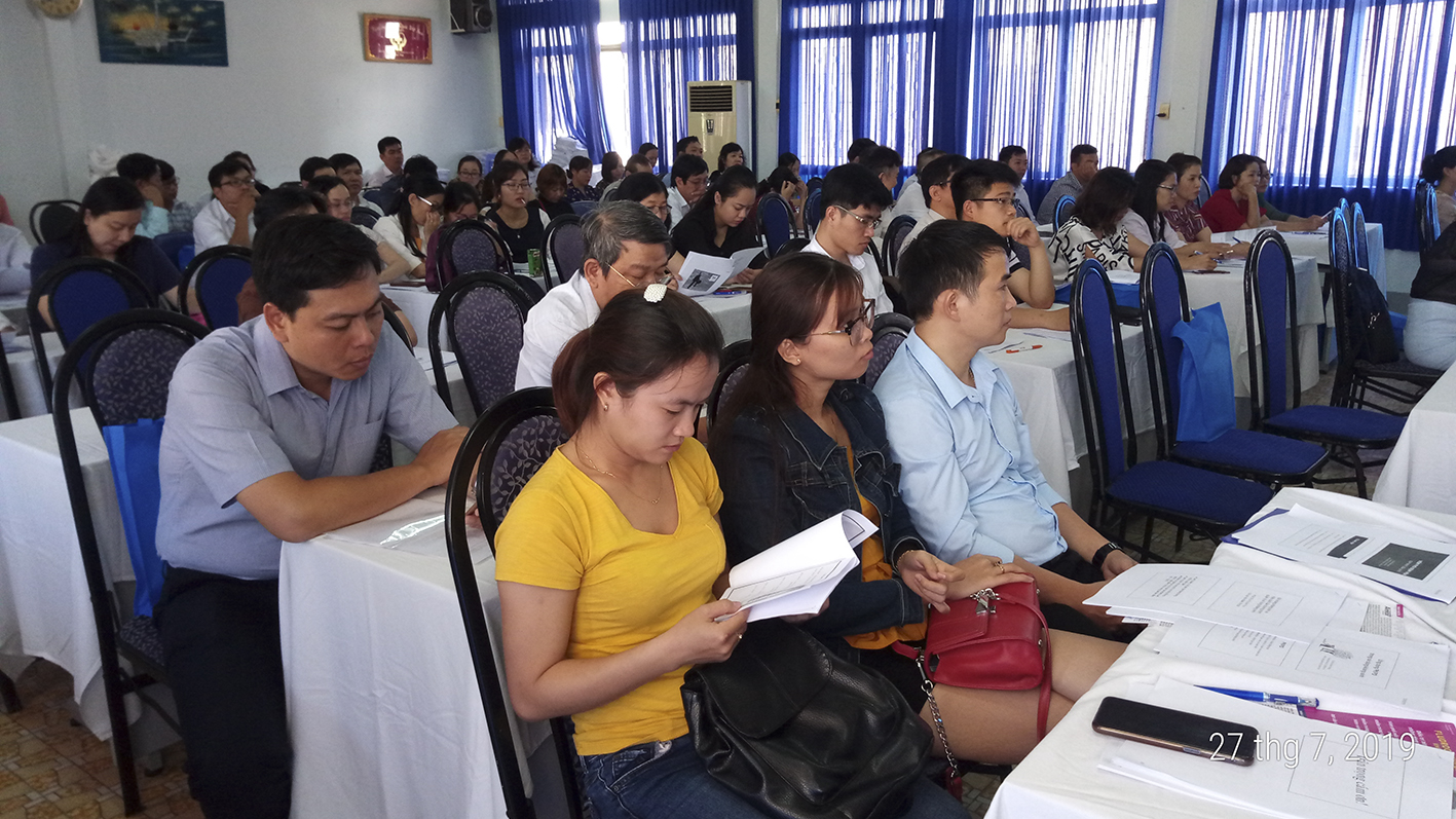 Các y, bác sĩ thẩm dự hội thảo.