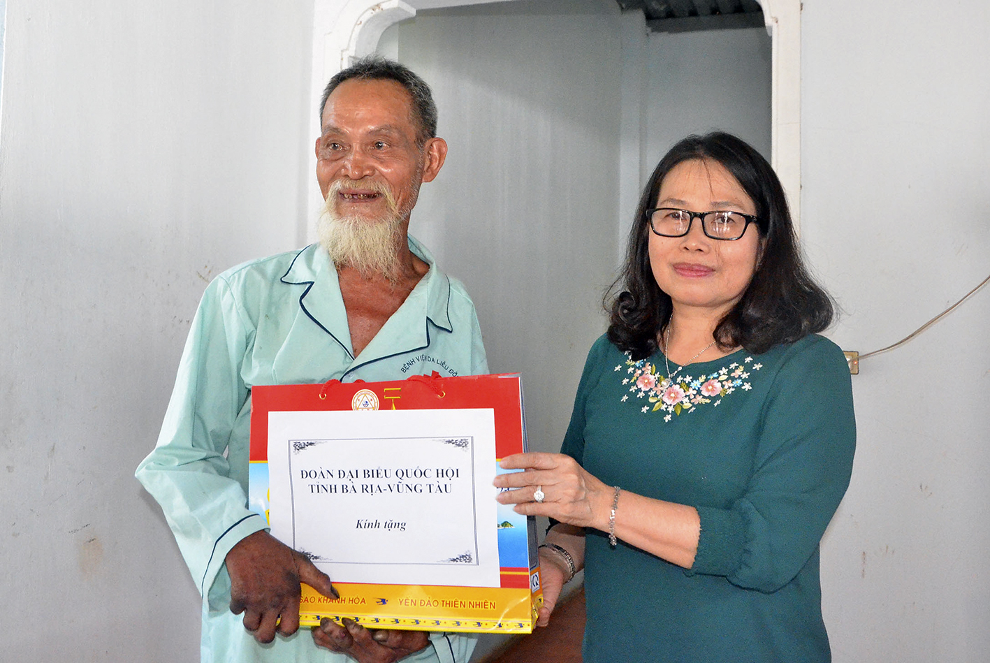 Bà Nguyễn Thị Yến, Phó Bí thư Thường trực Tỉnh ủy, Trưởng Đoàn ĐBQH tỉnh tặng quà cho ông Dương Thanh Tòng, bệnh binh 1/3 (ấp Bắc, xã Long Phước, TP.Bà Rịa).