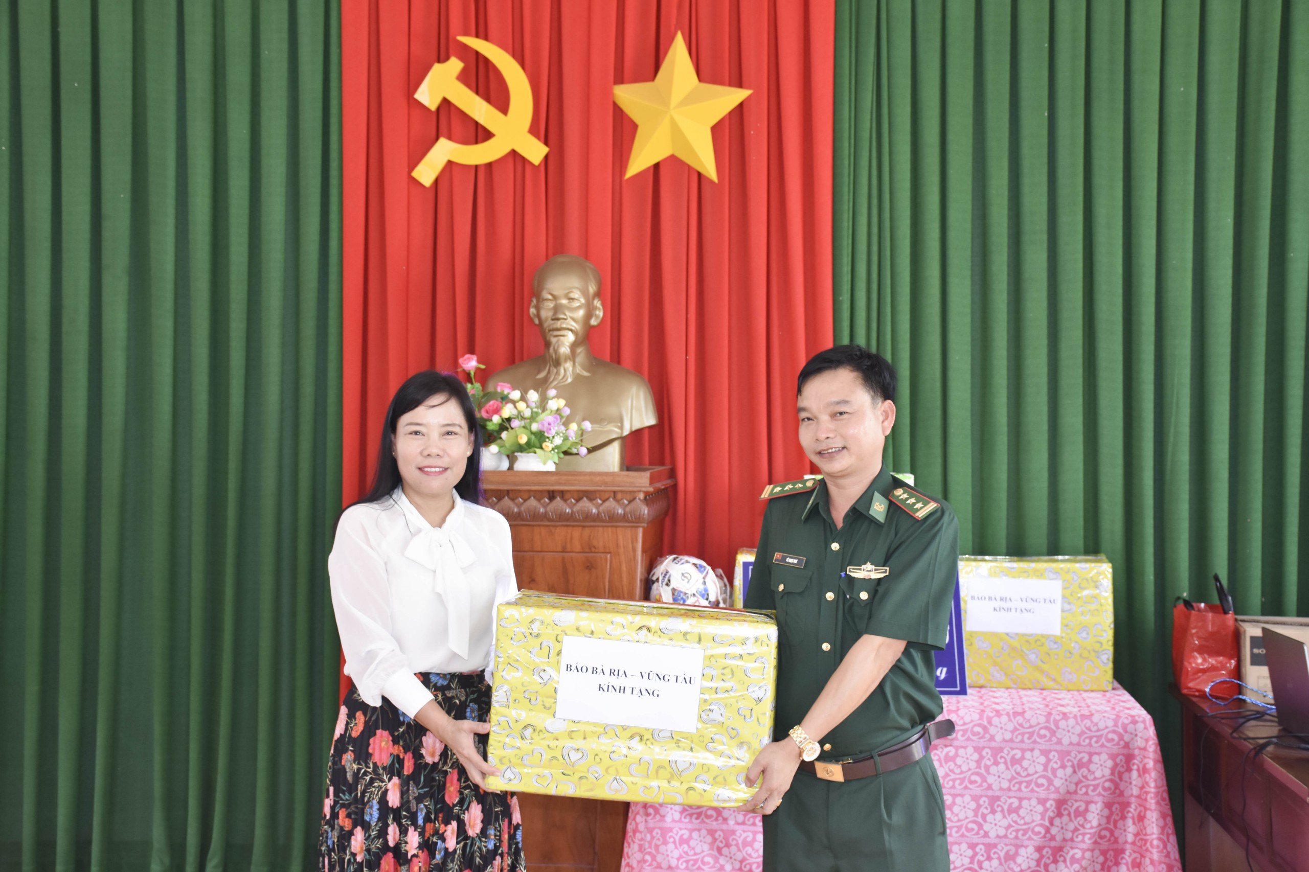 Bà Đỗ Nguyễn Hoang Dung, Quyền Tổng Biên tập Báo BR-VT tặng thùng quà (50 phần quà) cho Đồn Biên phòng Phước Thuận.
