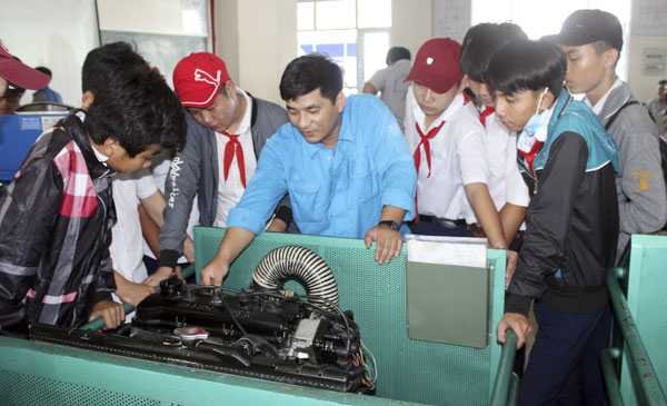 HS THCS huyện Long Điền tham quan, trải nghiệm thực tế tại xưởng Điện ô tô Trường CĐ Kỹ thuật Công nghệ BR-VT. Ảnh: KHÁNH CHI