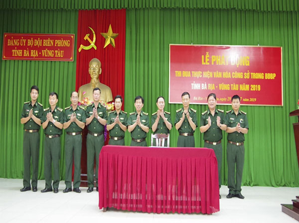 Thượng tá Nguyễn Văn Phương, Phó Chủ nhiệm Chính trị BĐBP tỉnh phát động thi đua thực hiện văn hóa công sở trong cơ quan BĐBP tỉnh.