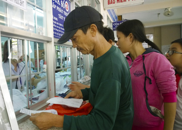 Từ ngày 1/8/2019, sẽ có thêm 3 trường hợp người có thẻ BHYT được thanh toán trực tiếp chi phí khám, chữa bệnh. Trong ảnh: Bệnh nhân khám BHYT chờ lấy thuốc tại Bệnh viện Lê Lợi.