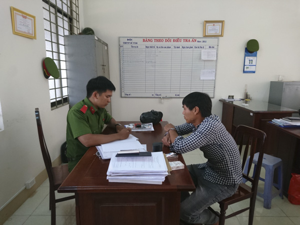 Công an huyện Châu Đức lấy lời khai đối tượng Lê Đức Phước (SN 1988, trú tại huyện Châu Đức) đột nhập nhà dân trộm tài sản.  