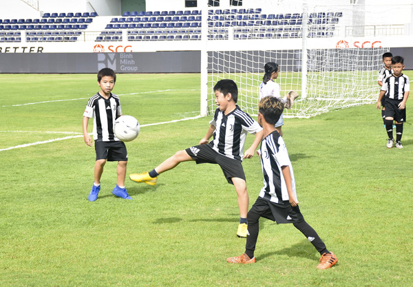Các cầu thủ U11 của Học viện bóng đá Juventus Việt Nam tập luyện.