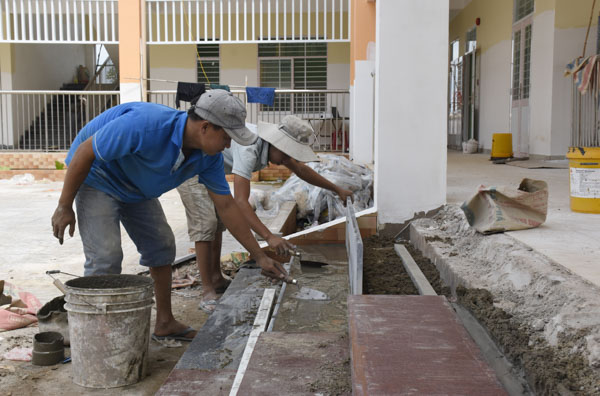 Công nhân đang thi công bậc tam cấp dẫn vào sân trường MN Kim Long (xã Kim Long, Châu Đức).