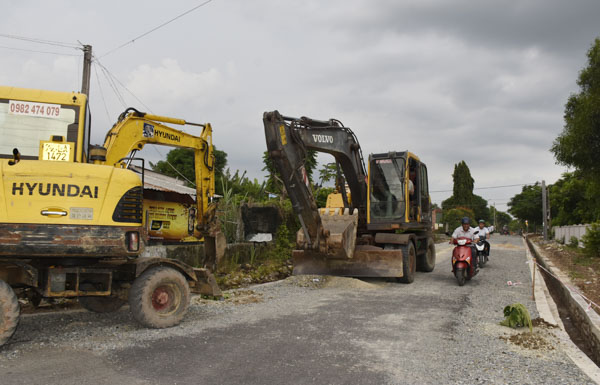Nạo vét mương, san nền, cán nhựa một tuyến đường nông thôn tại xã An Ngãi, Long Điền. 
