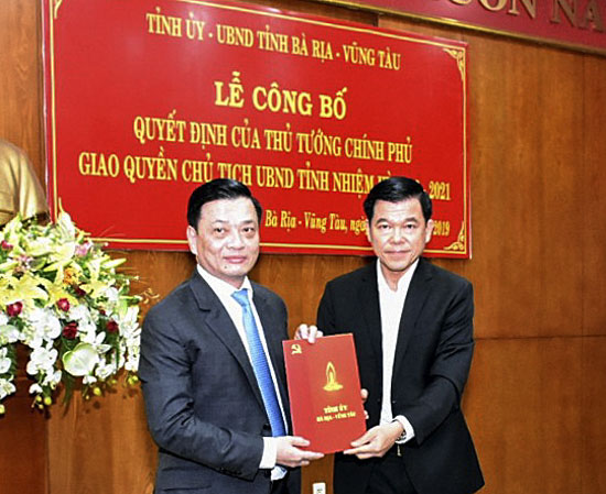 Thừa ủy quyền của Thủ tướng Chính phủ, ông Nguyễn Hồng Lĩnh, Ủy viên Trung ương Đảng Trung ương Đảng, Bí thư Tỉnh ủy, Chủ tịch HĐND tỉnh trao Quyết định giao Quyền Chủ tịch UBND tỉnh cho ông Nguyễn Thành Long. Ảnh: PHÚC LƯU