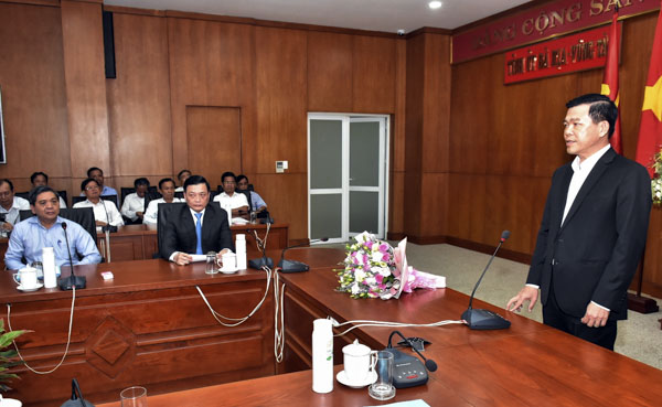 Ông Nguyễn Hồng Lĩnh, Ủy viên Trung ương Đảng Trung ương Đảng, Bí thư Tỉnh ủy, Chủ tịch HĐND tỉnh phát biểu chúc mừng và giao nhiệm vụ cho ông Nguyễn Thành Long, Quyền Chủ tịch UBND tỉnh. Ảnh: PHÚC LƯU