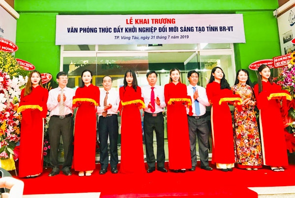 Các đại biểu cắt băng khai trương văn phòng thúc đẩy khởi nghiệp đổi mới sáng tạo tỉnh.