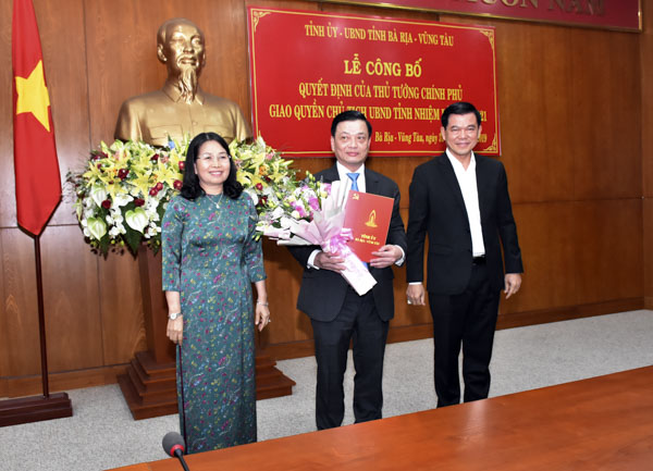 Ông Nguyễn Hồng Lĩnh, Ủy viên Trung ương Đảng, Bí thư Tỉnh ủy, Chủ tịch HĐND tỉnh và bà Nguyễn Thị Yến, Phó Bí thư Thường trực Tỉnh ủy, Trưởng Đoàn Đại biểu Quốc hội tỉnh, trao Quyết định giao Quyền Chủ tịch UBND tỉnh và tặng hoa chúc mừng ông Nguyễn Thành Long. Ảnh: PHÚC LƯU