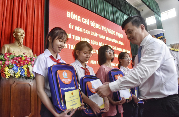 Ông Nguyễn Thành Long, Quyền Chủ tịch UBND tỉnh trao quà con cán bộ, chiến sĩ Vùng 2 Hải quân.