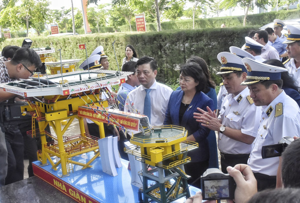 Đoàn công tác tham quan mô hình nhà giàn DK1 tại Bộ Tư lệnh Vùng 2 Hải quân.