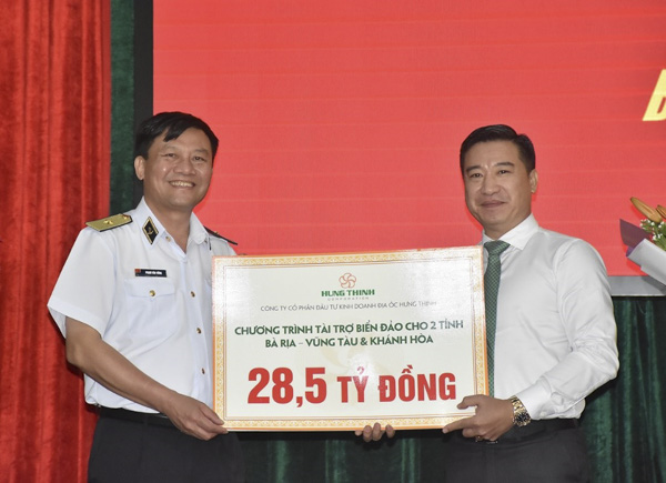 Ông Nguyễn Đình Trung, Chủ tịch HĐQT, Tổng Giám đốc Tập đoàn địa ốc Hưng Thịnh (bìa phải) trao tấm sec tượng trưng 28,5 tỷ đồng cho Chuẩn Đô đốc Phạm Văn Vững để gửi đến cán bộ, chiến sĩ đang làm nhiệm vụ ở Trường Sa và nhà giàn DK1.