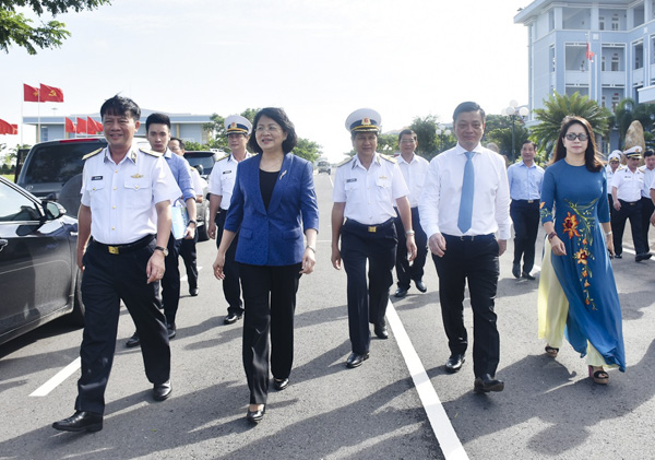 Bà Đặng Thị Ngọc Thịnh, Ủy viên Trung ương Đảng, Phó Chủ tịch nước cùng đoàn công tác Trung ương và lãnh đạo tỉnh BR-VT thăm Bộ Tư lệnh Vùng 2 Hải quân.