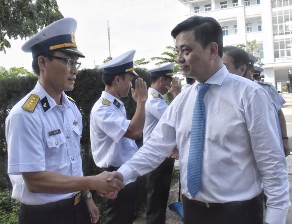 Ông Nguyễn Thành Long, Quyền Chủ tịch UBND tỉnh bắt tay cán bộ, chiến sĩ Vùng 2 Hải quân.