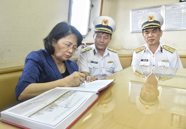 Bà Đặng Thị Ngọc Thịnh, Phó Chủ tịch nước ghi sổ lưu niệm khi đến thăm tàu 383 (Lữ đoàn 167).