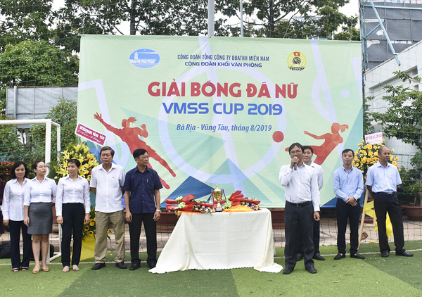 Đại diện Ban tổ chức phát biểu khai mạc giải.