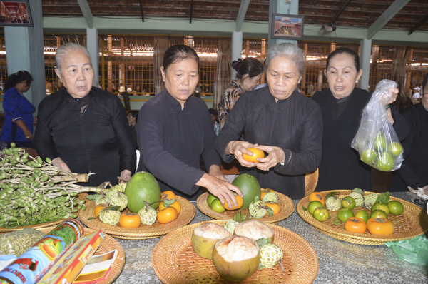 Người dân tại Nhà Lớn chuẩn bị mâm cỗ cúng Ông Trần tại Lễ hội Trùng Cửu.