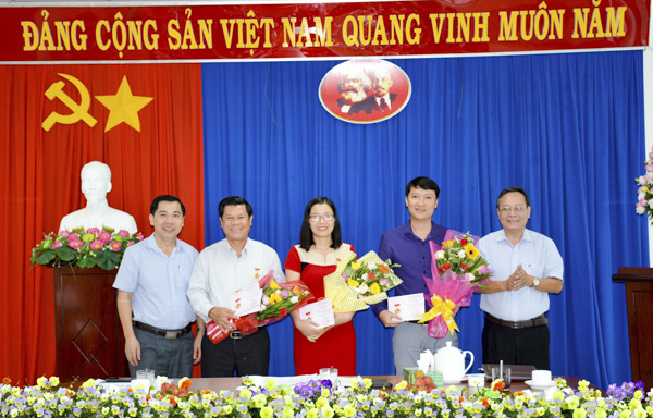 Lãnh đạo Ban Tuyên giáo Tỉnh ủy trao Kỷ niệm chương “Vì sự nghiệp Tuyên giáo” cho các cá nhân. Ảnh: Duy Long