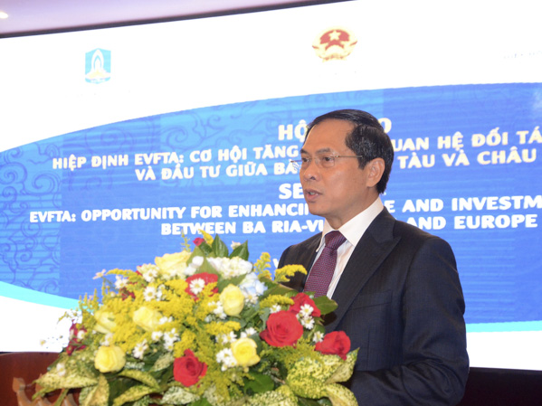 Thứ trưởng thường trực Bộ Ngoại giao Bùi Thanh Sơn phát biểu tại hội thảo.
