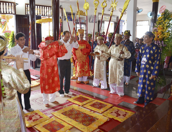 Hàng năm vào ngày 20/8 Âm lịch, tại Đền thờ Đức Thánh Trần Hưng Đạo (68, Hạ Long, phường 2, TP.Vũng Tàu) diễn ra lễ giỗ Đức Thánh Trần để tưởng nhớ công ơn vị tướng tài của dân tộc. Trong ảnh: Nghi thức dâng hương tại lễ giỗ Đức Thánh Trần.