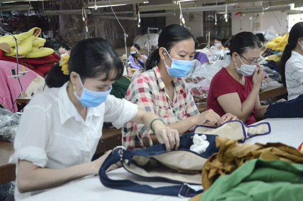 Khi Hiệp định EVFTA có hiệu lực, hàng may mặc sẽ được hưởng lợi về thuế quan khi xuất khẩu vào châu Âu. Trong ảnh: Công nhân Công ty TNHH May mặc Thăng Long kiểm tra sản phẩm ba lô xuất khẩu.