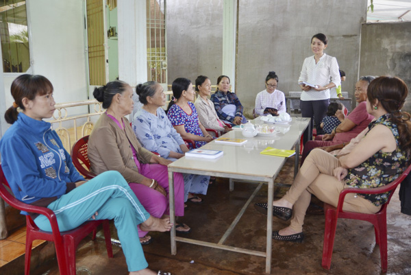 Chi hội Phụ nữ ấp Bình Đức, xã Bình Ba, huyện Châu Đức lồng ghép sinh hoạt hội với tuyên truyền pháp luật cho chị em phụ nữ. Ảnh: N.T